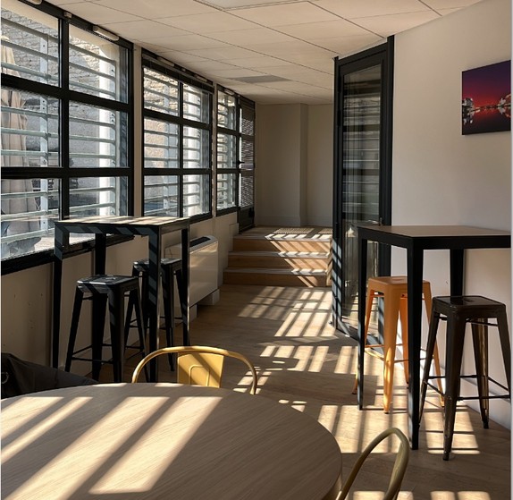 Espace de pause lumineux dans les bureaux CapExpertis à Besançon