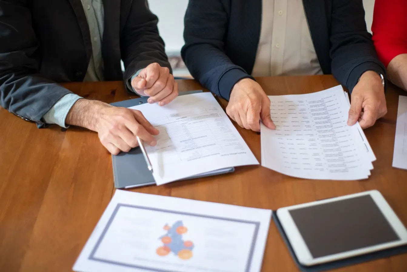 Optimisation fiscale de fin d’année : documents fiscaux étudiés lors d’un rendez-vous patrimonial